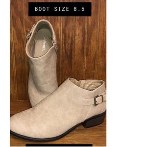 WHITEmt. Tan ankle boot sz 8.5